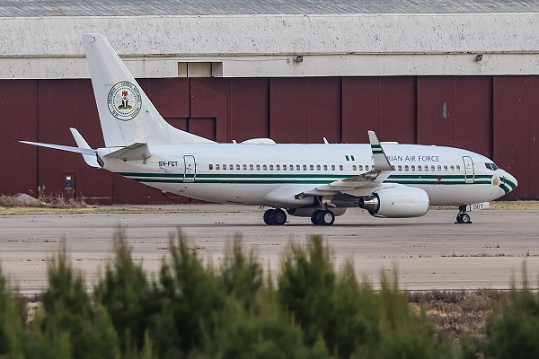 El Boeing 737-700 de la Fuerza A�rea de Nigeria en la plataforma de la base de Torrej�n. 